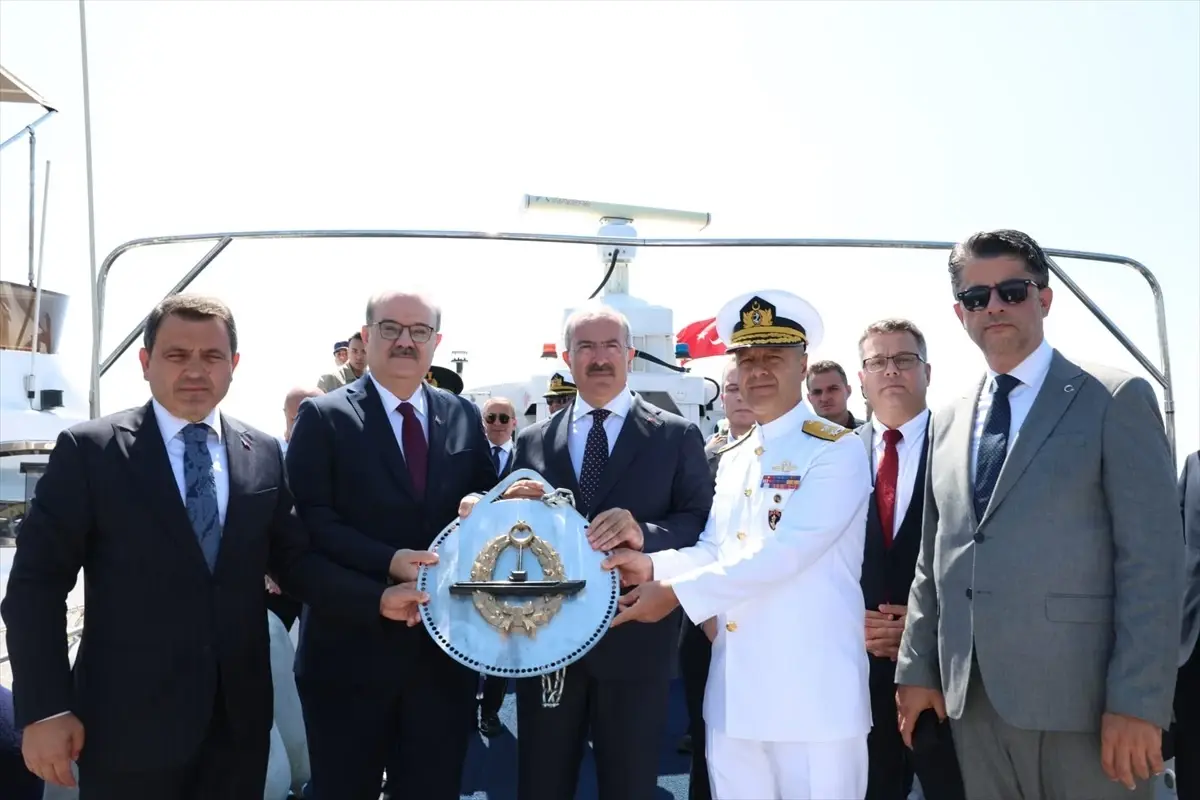 'TCG Dumlupınar' şehitleri Çanakkale Boğazı'nda saygı dalışı ile anıldı