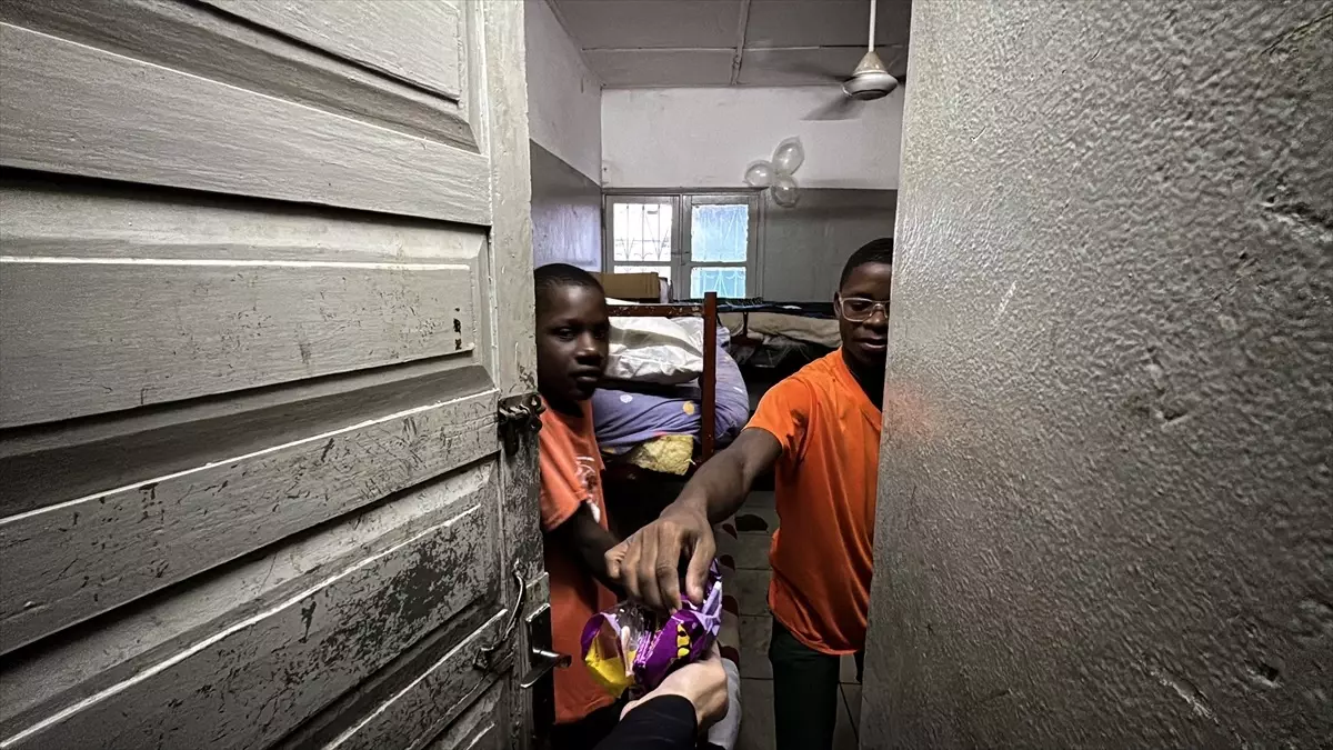 TDV Gönüllüleri Mozambik'te Çocuklara Bayram Harçlığı Dağıttı