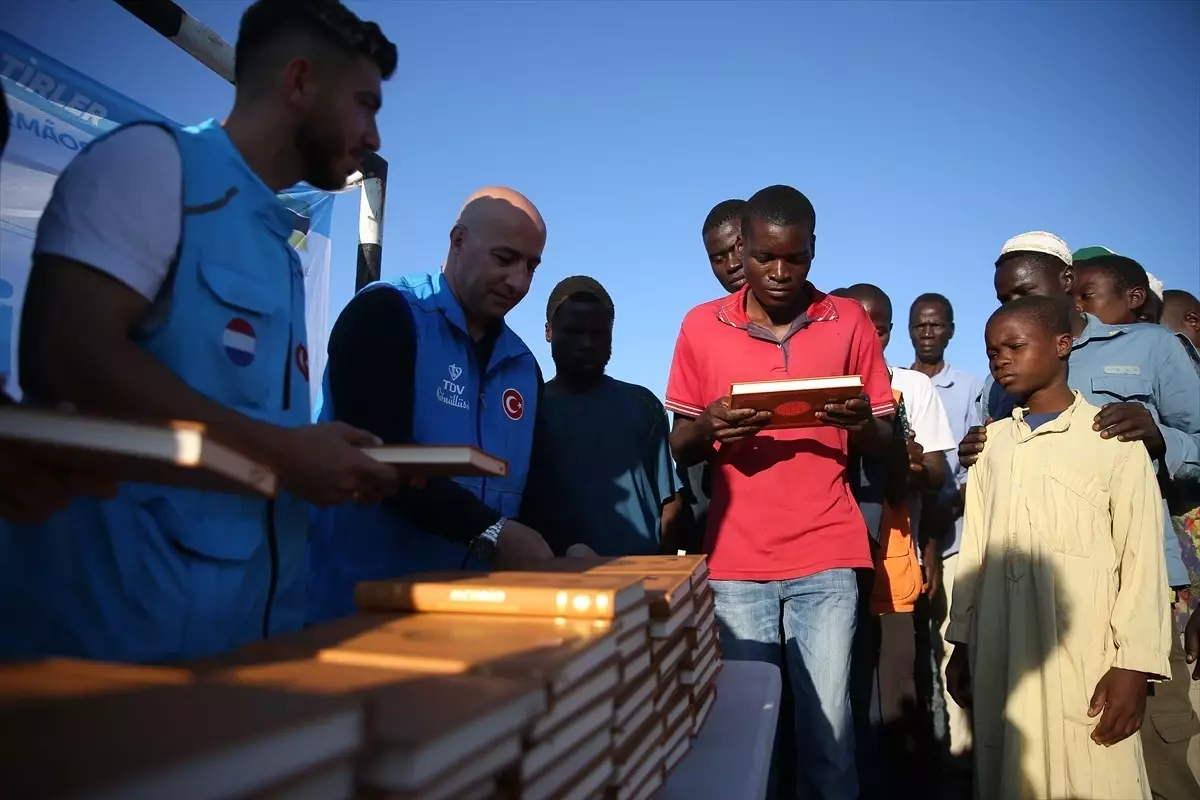 Mozambik'te 'Hediyem Kur'an Olsun' Projesi ile Kur'an-ı Kerim Dağıtıldı