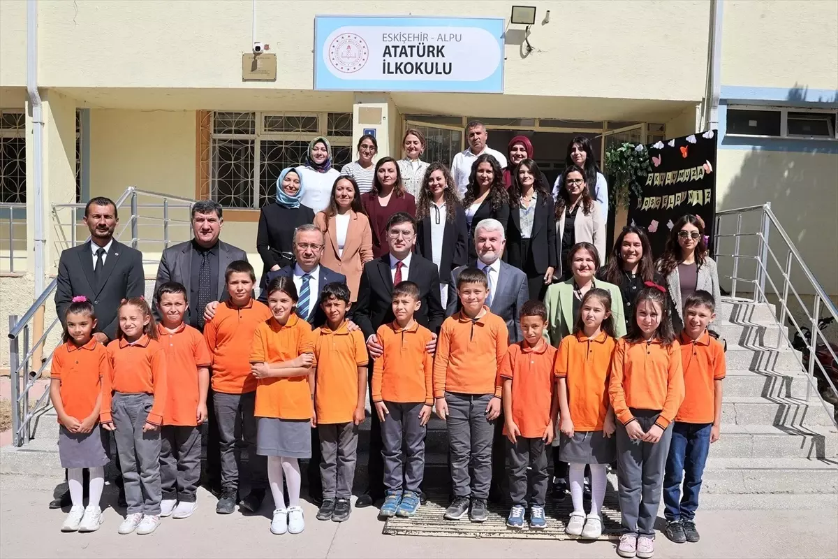 TEI, Alpu'daki Öğrencilere Kırtasiye Seti Hediye Etti