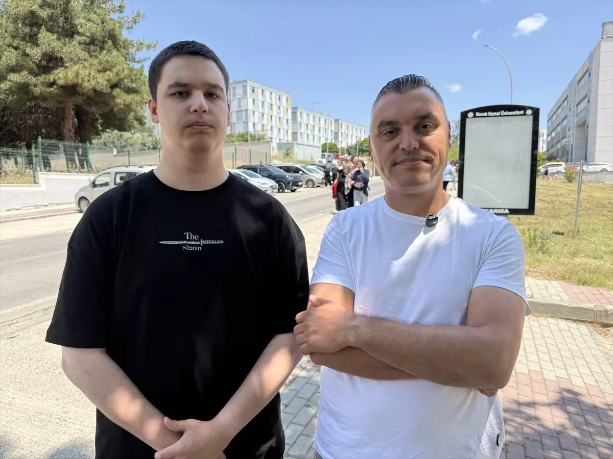 Baba ve Oğul YKS'de Birlikte Sınav Heyecanı Yaşadı