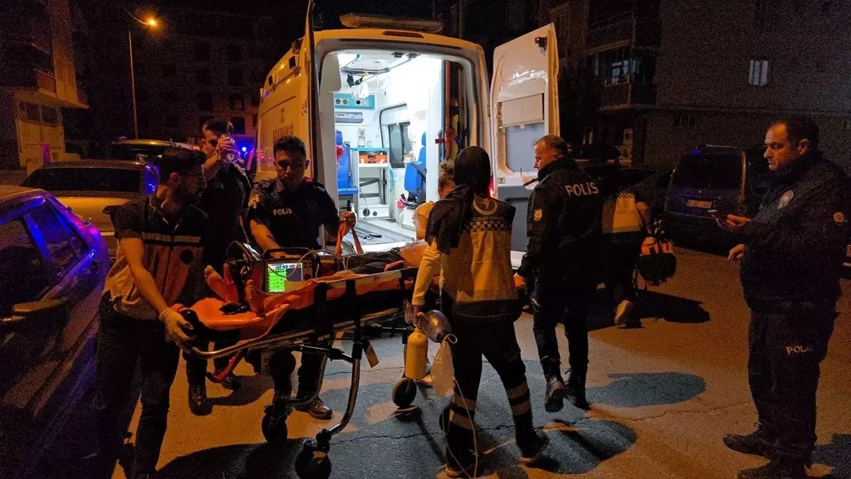 Babasının Bıçaklı Saldırısında Oğul Ağır Yaralandı