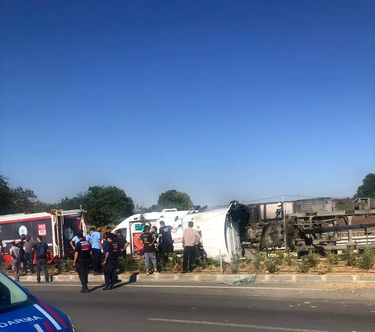 Tekirdağ'da Kum Yüklü Kamyon Devrildi, Sürücü Yaralandı