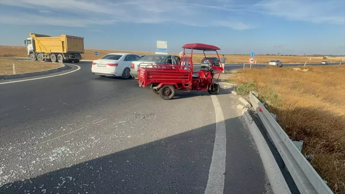 Çorlu'da Şarjı Biten Elektrikli Triportör Devrildi, 2 Yaralı