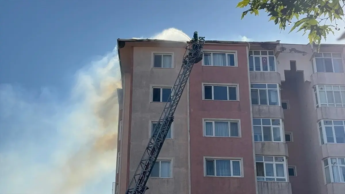 Çorlu'da 9 Katlı Binanın Çatısında Yangın