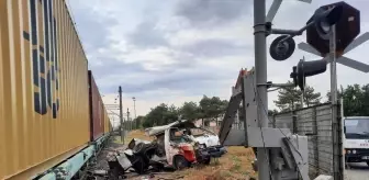 Muratlı'da Yük Treni Minibüse Çarptı: Sürücü Yaralandı