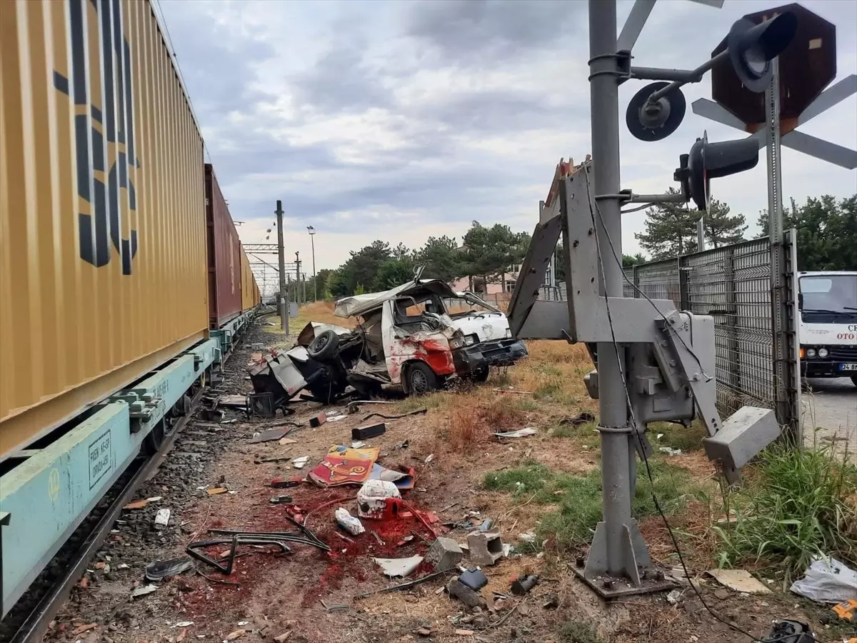 Muratlı'da Yük Treni Minibüse Çarptı: Sürücü Yaralandı