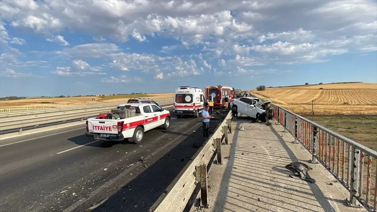 Tekirdağ'da Otomobil Kamyona Çarptı: Sürücü Hayatını Kaybetti