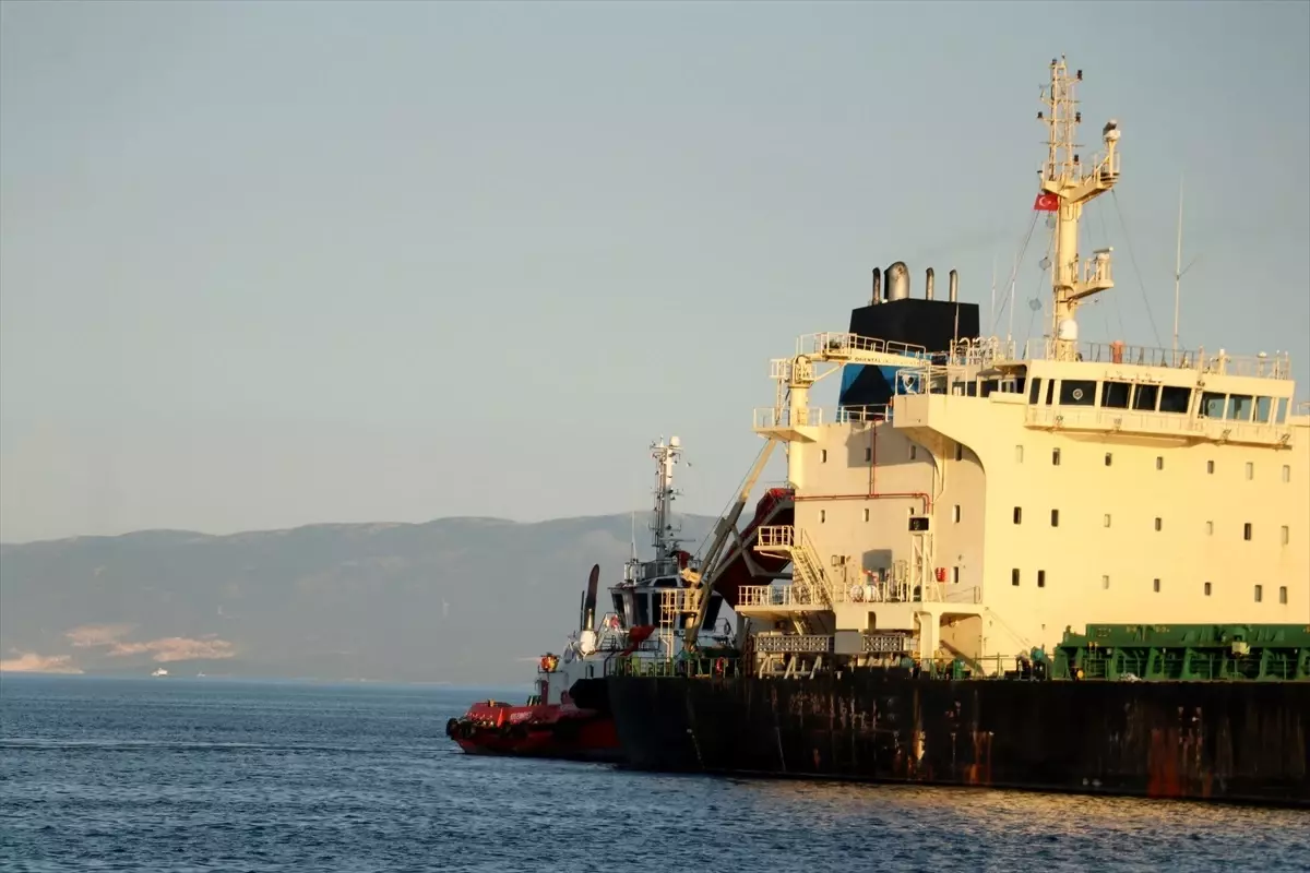 Tekirdağ'da Karaya Oturan Kuru Yük Gemisi Kurtarıldı