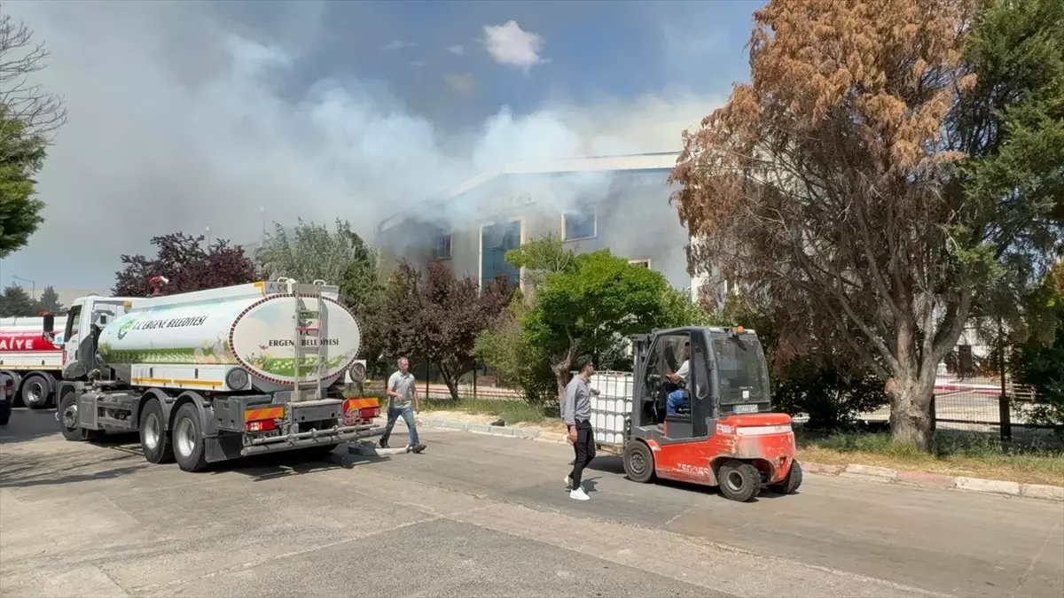 Tekirdağ'da Kimyasal Üretim Yapan Fabrikada Yangın Çıktı