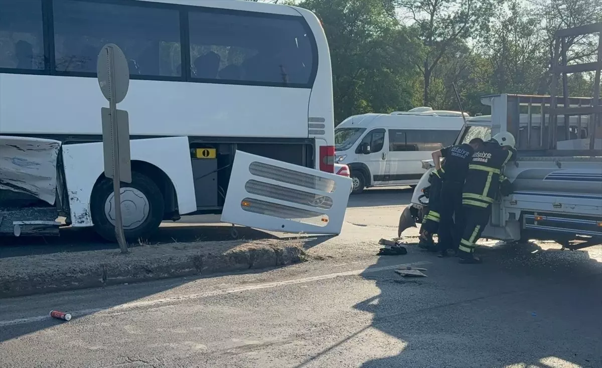 Tekirdağ'da Kamyonet ile Otobüs Çarpıştı: 2 Yaralı