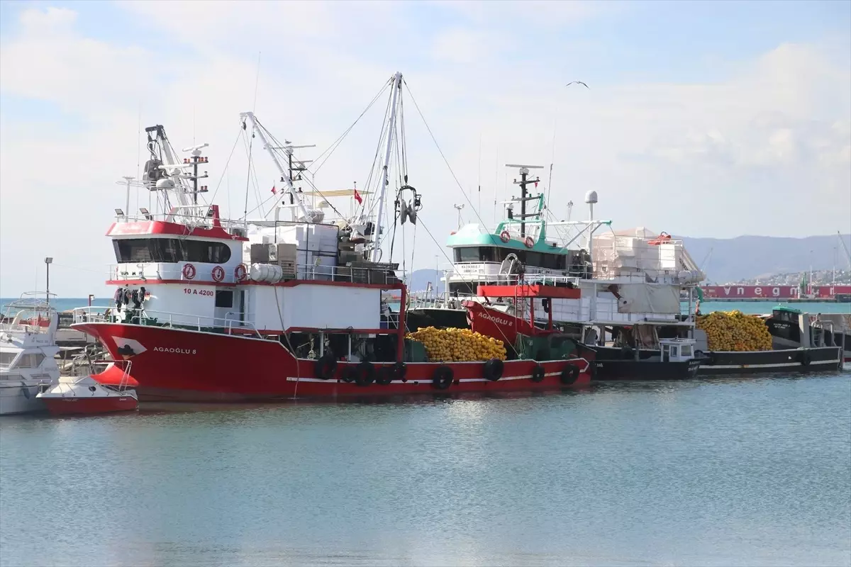 Marmara Denizi'nde Poyraz Deniz Ulaşımını Aksatıyor