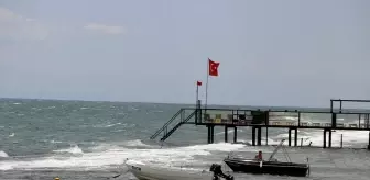 Tekirdağ'da Şiddetli Poyraz Nedeniyle Denize Girilmesi Yasaklandı