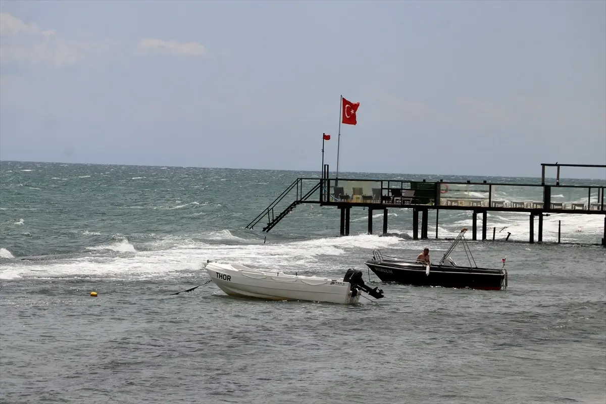 Tekirdağ'da Şiddetli Poyraz Nedeniyle Denize Girilmesi Yasaklandı