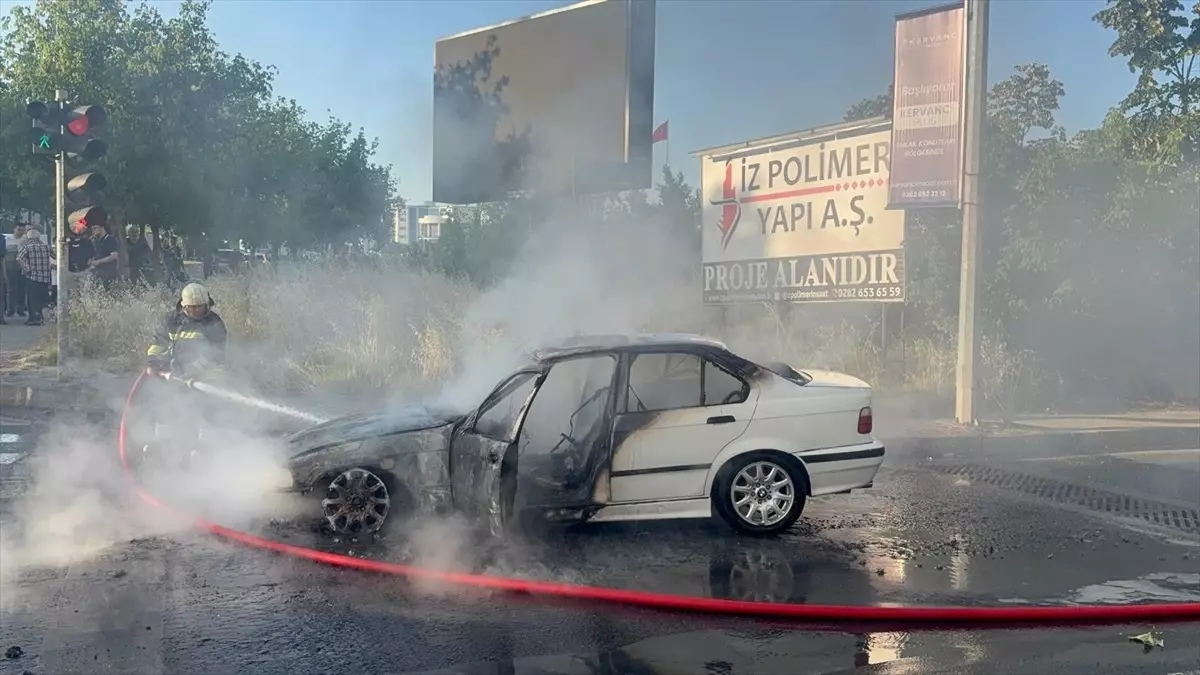 Çorlu'da Seyir Halindeki Otomobil Yandı