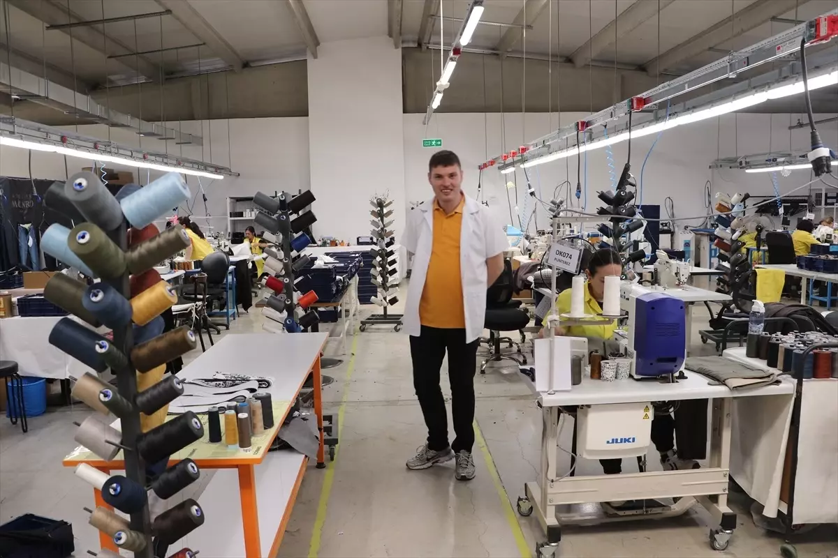 Otizmli Genç Kaan, İş Yerinde Sevgiyle Karşılandı
