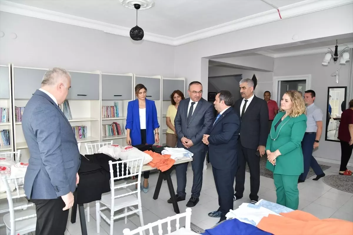 Tekirdağ'da Yükümlülerden Hayırseverlik Projesi: Kıyafetler Çocuklara Hediye Edildi