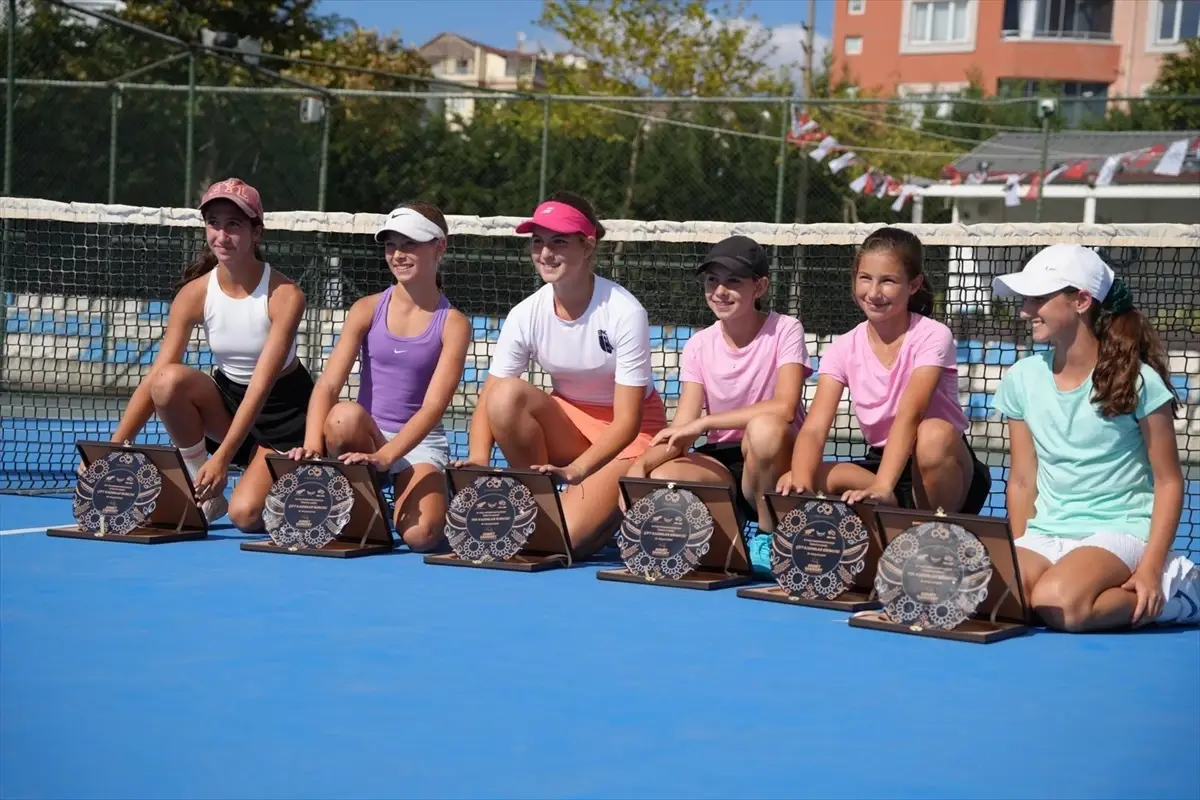 Çorlu'da 16 Yaş Sonbahar Kupası Tenis Turnuvası Sona Erdi