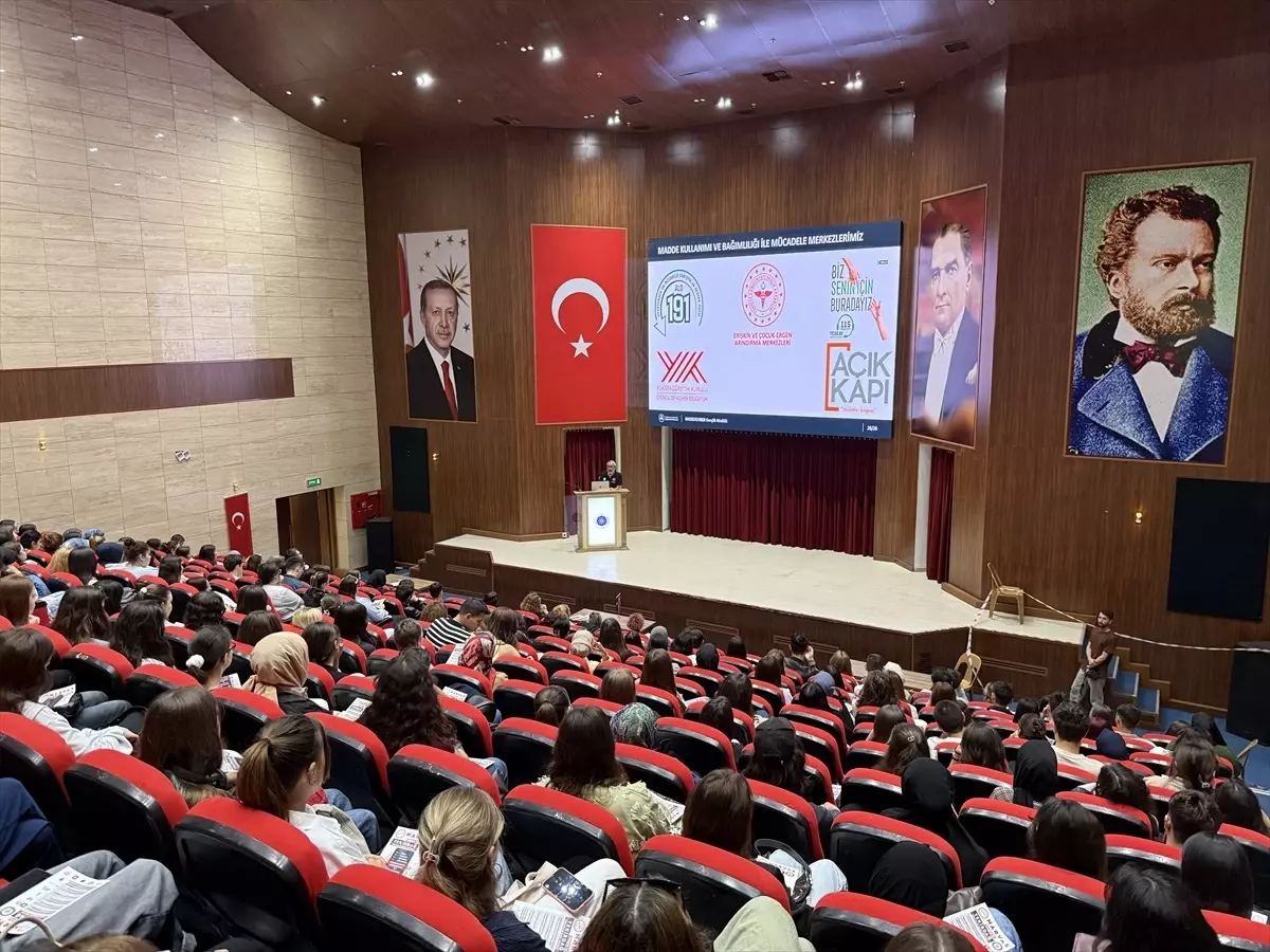 Tekirdağ'da Üniversite Öğrencilerine Uyuşturucu Zararları Anlatılıyor