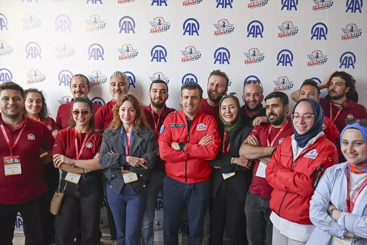 Selçuk Bayraktar, TEKNOFEST'te AA Standını Ziyaret Etti