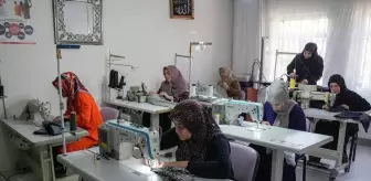 Tekstil fabrikalarının artan kumaşlarıyla çocuklara giysi üretiyorlar