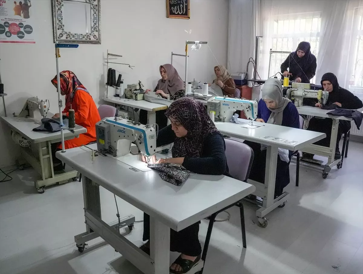 Tekstil fabrikalarının artan kumaşlarıyla çocuklara giysi üretiyorlar