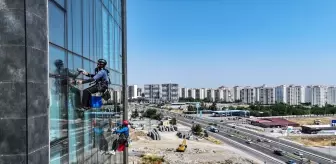 Batmanlı Gençler, Endüstriyel Dağcılıkla Cam Temizliği Yapıyor