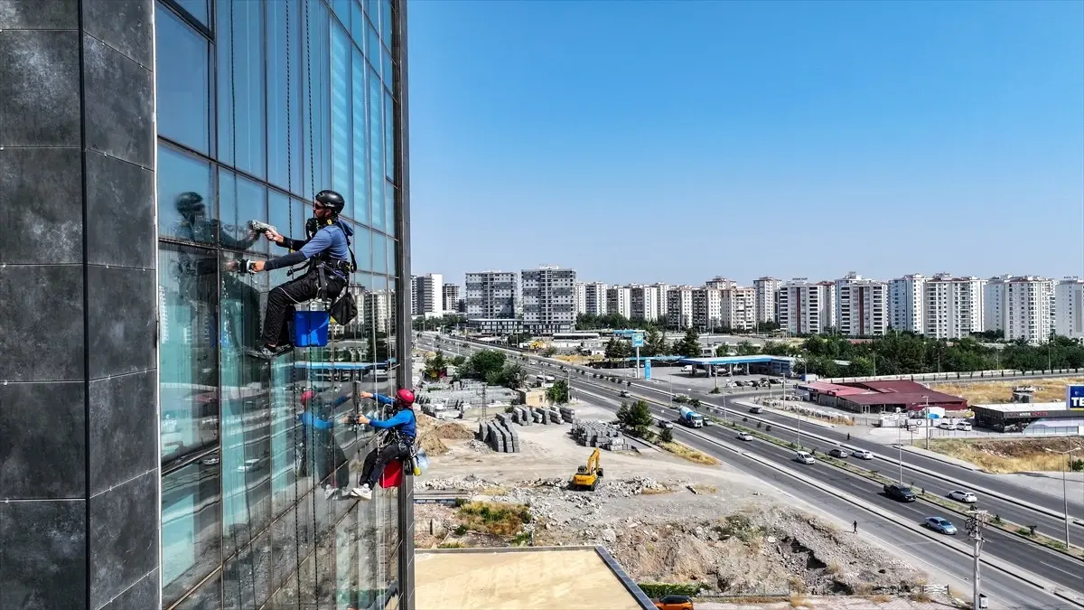 Batmanlı Gençler, Endüstriyel Dağcılıkla Cam Temizliği Yapıyor