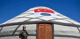 Temsili savaş kıyafetiyle şehirleri dolaşan '71'lik delikanlı', Ahlat'ta gençlerin ilgi odağı oldu