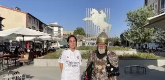Temsili savaş kostümü giyerek Malazgirt ruhunu yaşatıyor