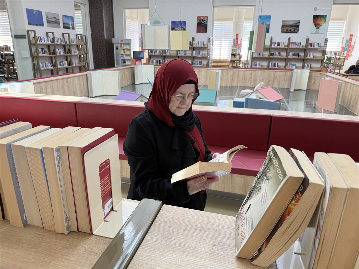 71 Yaşındaki Fatma Nine'den Kitap Okuma Tutkusu: 'Kitaplar Terapi Gibi'