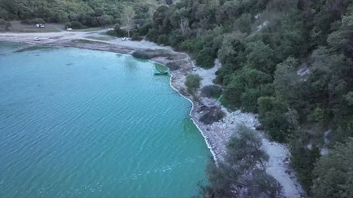 Terkos Barajı'nda Su Renk Değiştirdi ve Köpükler Belirginleşti