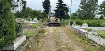 Terme Belediyesi Mezarlıklarda Temizlik Çalışmaları Yaptı
