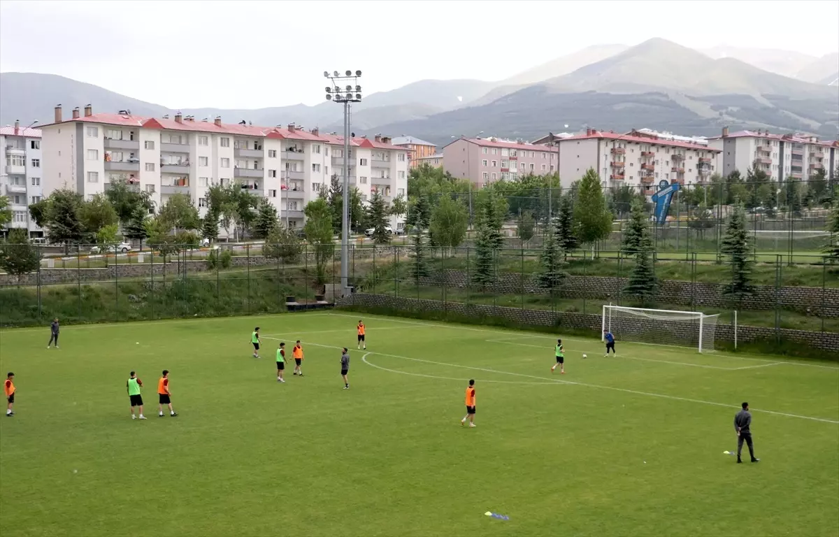 TFF'nin ilk defa uyguladığı kursla eğitim alan futbolcular, Palandöken'de antrenörlüğe hazırlanıyor