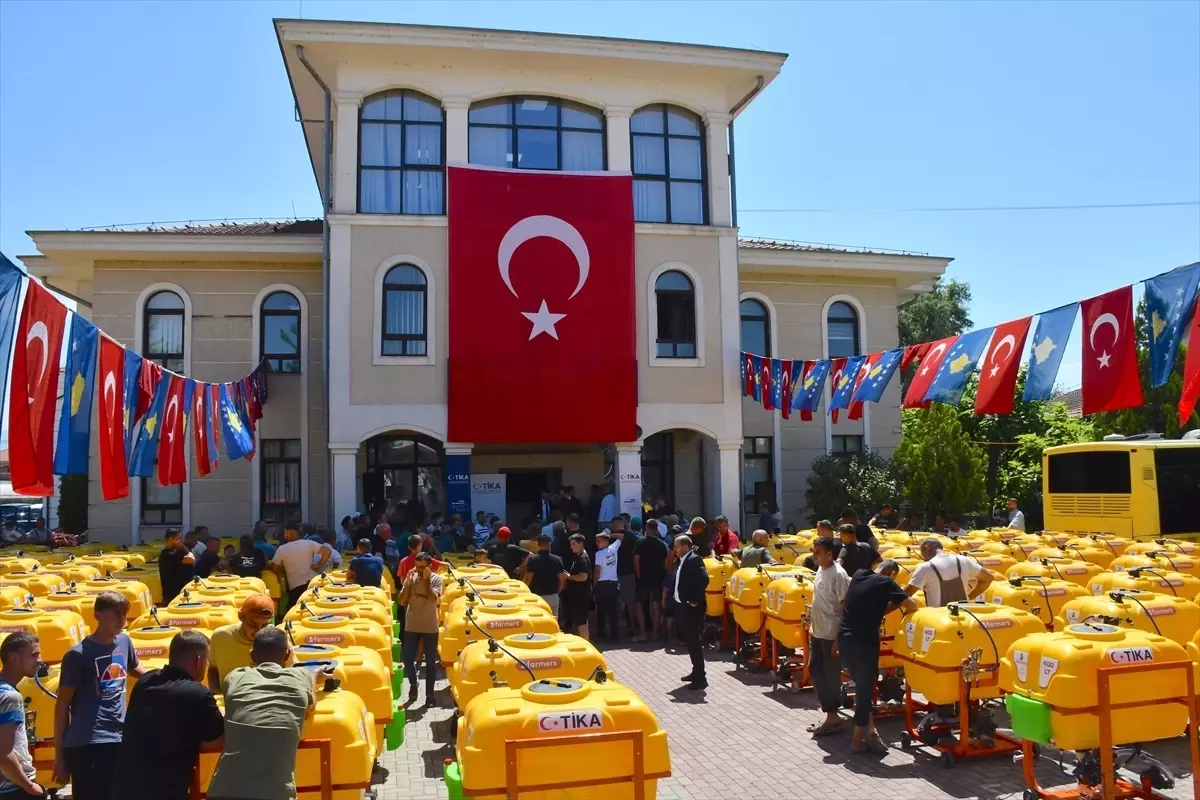 TİKA, Mamuşa'daki Çiftçilere İlaçlama Makineleri Hibe Etti