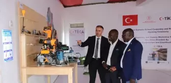 Uganda'da Yetimlere Marangozluk Atölyesi Açıldı