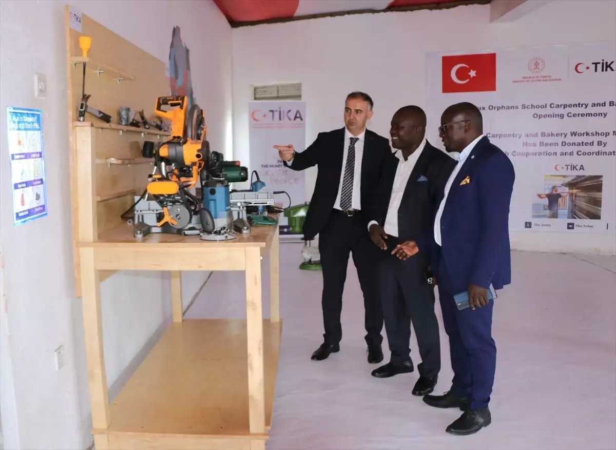 Uganda'da Yetimlere Marangozluk Atölyesi Açıldı