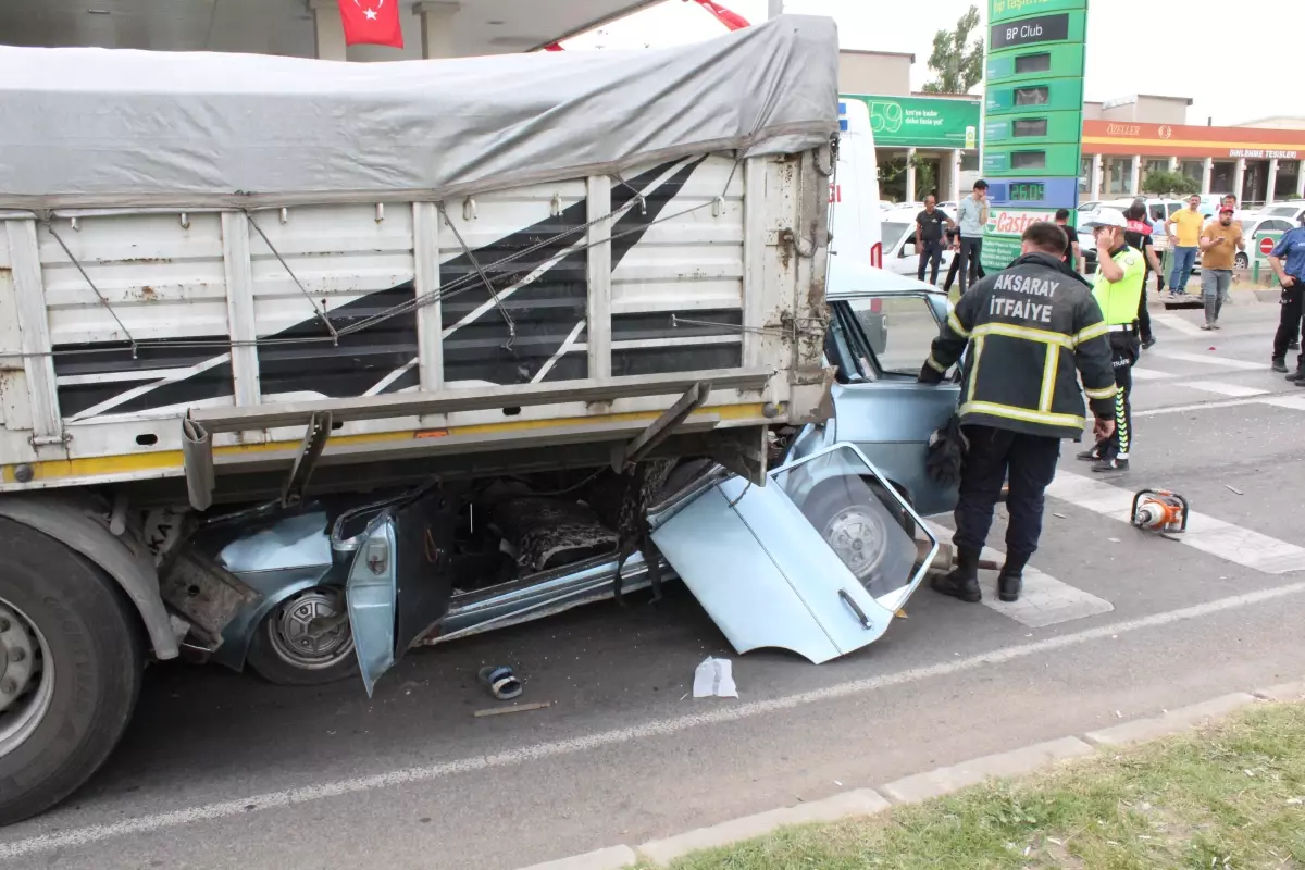 Aksaray'da TIR'a Arkadan Çarpan Otomobilin Sürücüsü Yaralandı