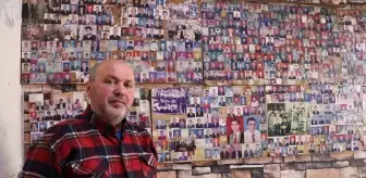 Tıraş ettiği müşterilerinden 28 yıldır aldığı 3 bin fotoğrafı iş yerinde sergiliyor