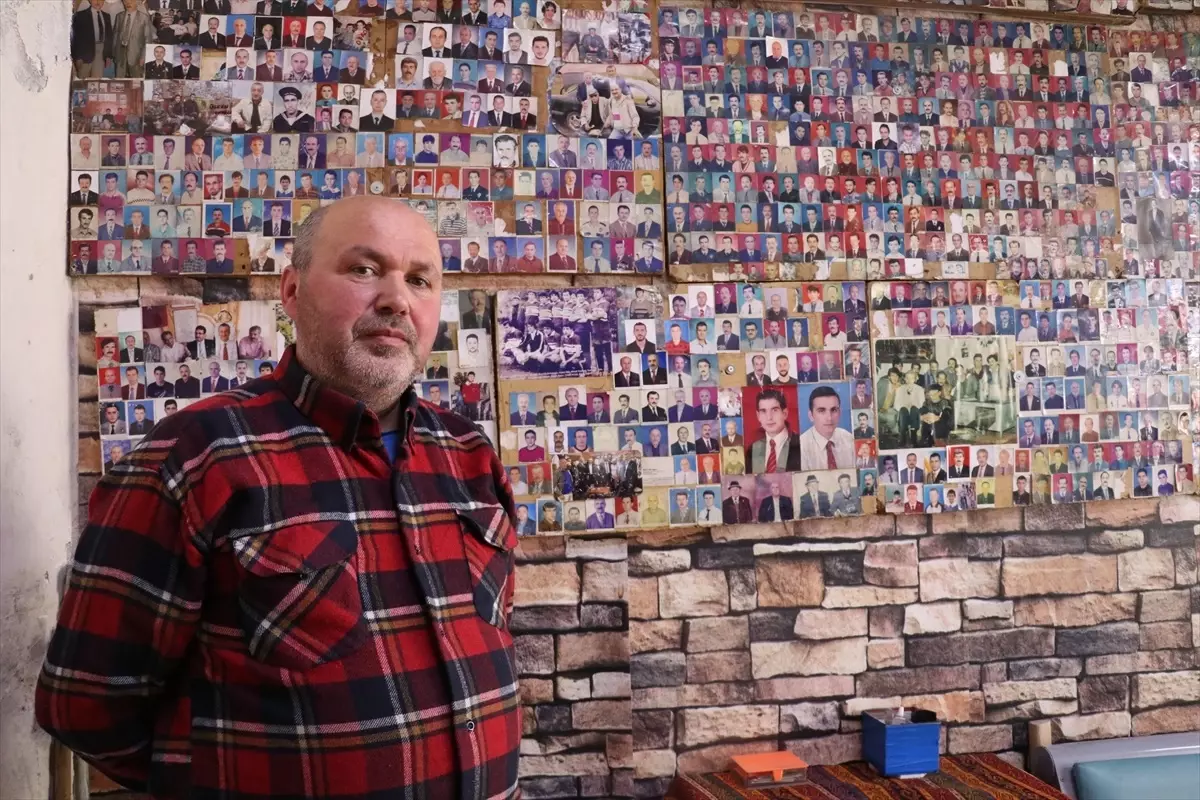 Tıraş ettiği müşterilerinden 28 yıldır aldığı 3 bin fotoğrafı iş yerinde sergiliyor