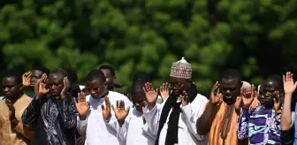 Togo'da Müslümanlar Kurban Bayramı Namazını Okul Bahçesinde Kıldı