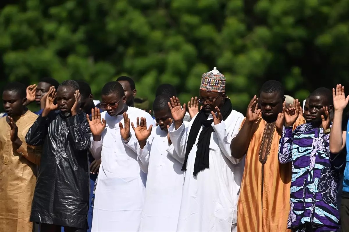 Togo'da Müslümanlar Kurban Bayramı Namazını Okul Bahçesinde Kıldı