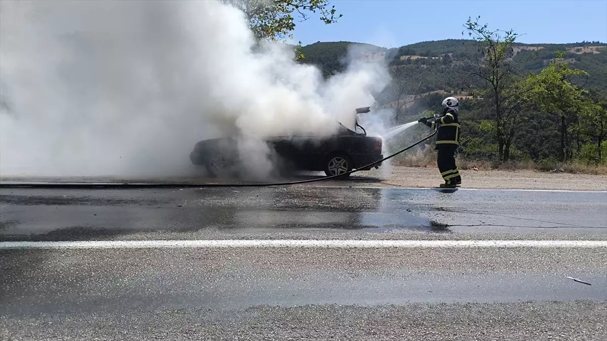 Niksar'da Seyir Halindeyken Alev Alan Otomobil Kül Oldu
