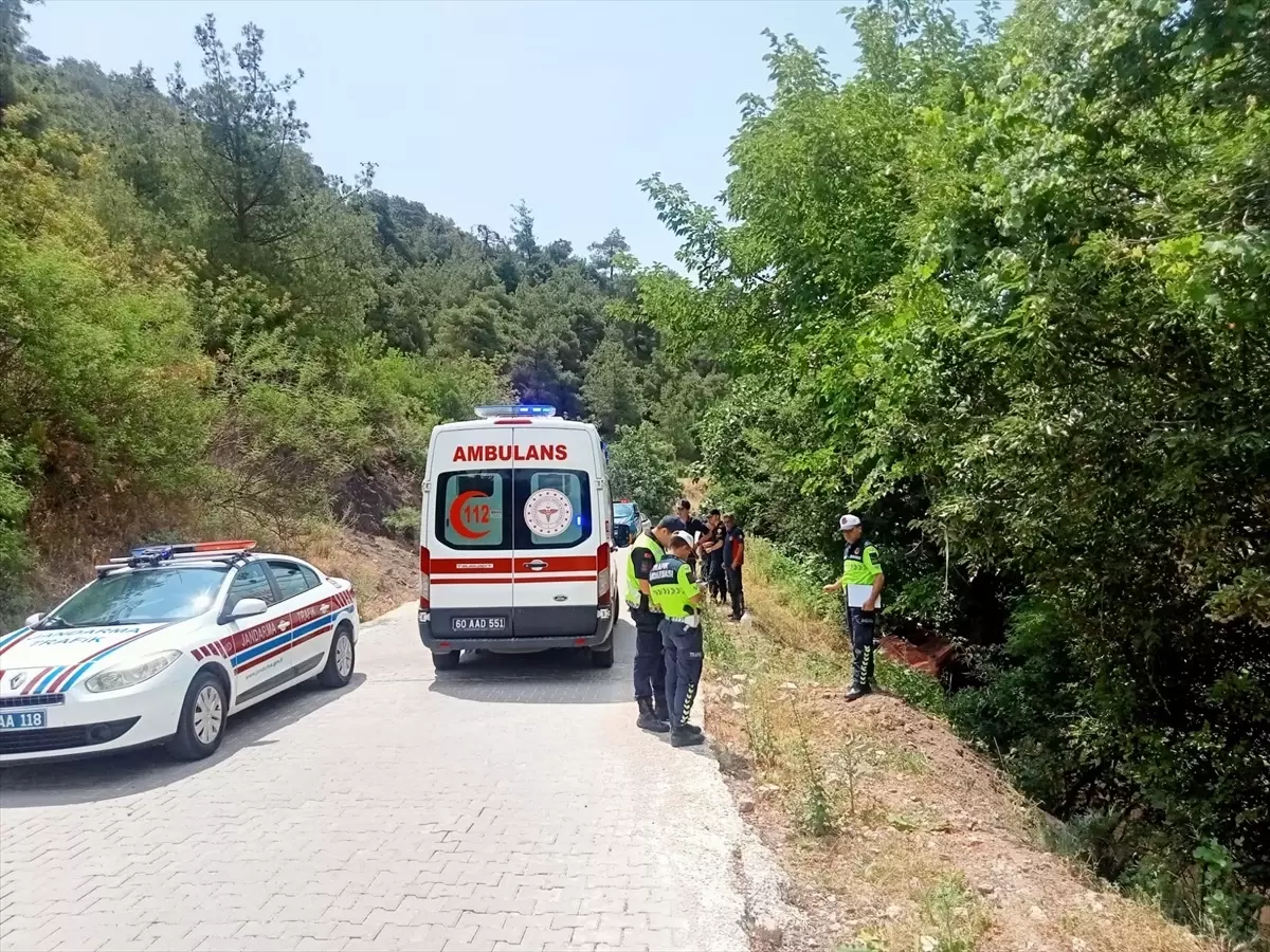 Tokat'ta Otomobil Ağaca Çarptı: 3 Yaralı