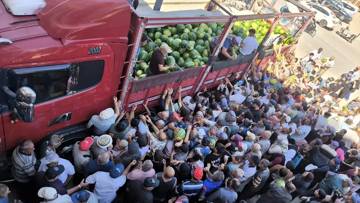 Tokat'ta Üreticiden Vatandaşa Ücretsiz Karpuz Dağıtımı