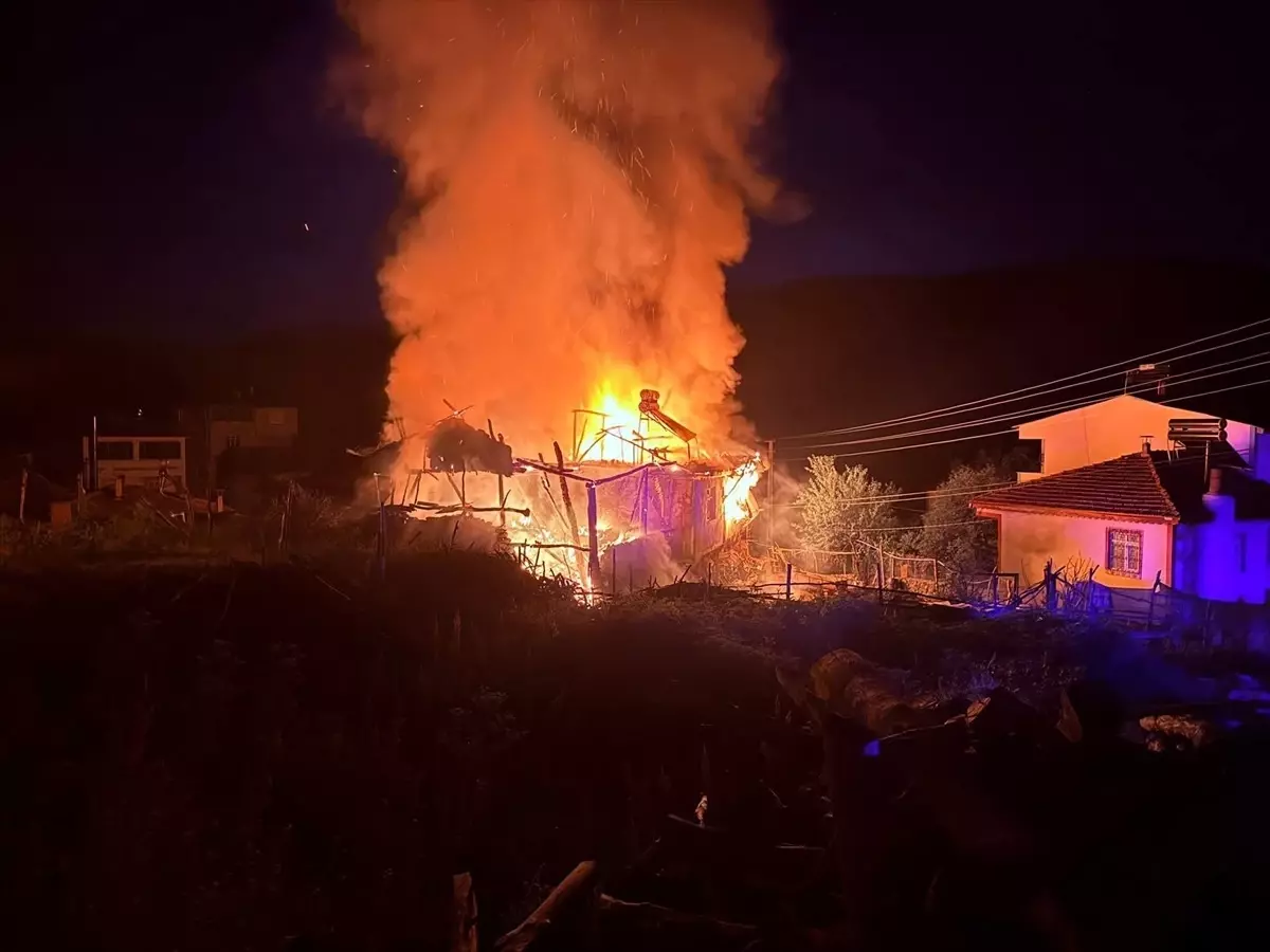 Tokat'ta Yangın: Bir Ev ve Ahır Kullanılamaz Hale Geldi