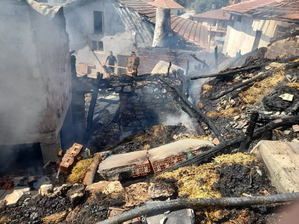 Tokat'ın Zile ilçesinde yangın: Ev ve samanlık kullanılmaz hale geldi
