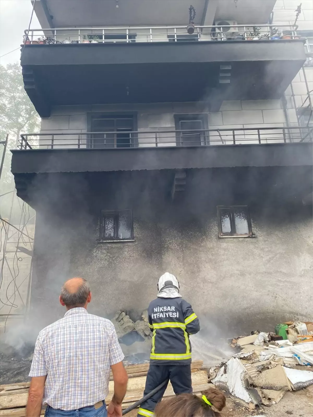 Niksar'da Yangın: 4 Katlı Evde Maddi Hasar Oluştu
