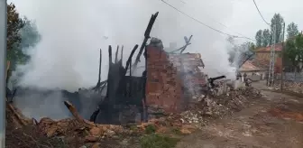 Tokat Zile'de Yangın: İki Katlı Ev Kullanılamaz Hale Geldi