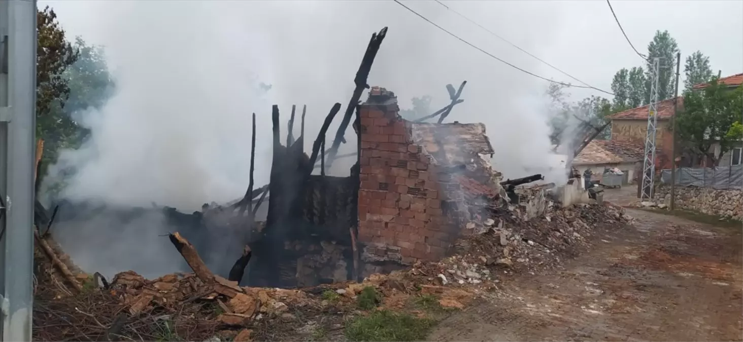 Tokat Zile'de Yangın: İki Katlı Ev Kullanılamaz Hale Geldi